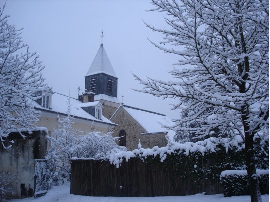 Saint Eustache et l’emplacement du cimetire primitif ; vue prise depuis la cour pave de l’htel Aimery. Clich J. Larour dcembre 2010
