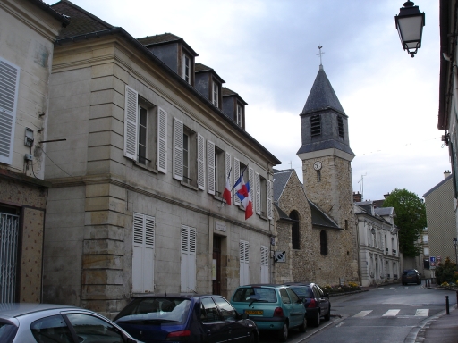 Au coeur du Village, la premire Mairie est toujours prsente, prs du chevet de Saint-Eustache. Clich J. Larour, mai 2005