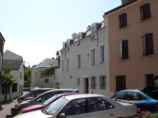 La troisime Mairie tait loge dans l’immeuble blanc, ici frachement raval.  Clich J. Larour, mai 2005.