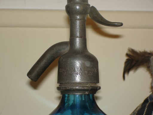 Col et siphon en tain d’une bouteille d’eau de Selz de la Source de Viroflay. La marque apparat par estampage des lettres dans l’tain. (coll. part.)