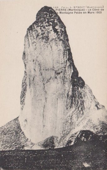 Le cne de lave solidifie, en mars 1903. CPA coll. Benot.