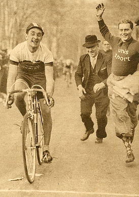Arrive victorieuse de P. Chocque au championnat de France de cyclo-cross 1938 (Le Miroir des Sports n° 995 du mardi 22 mars 1938)