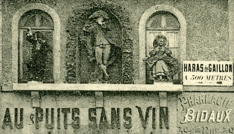 Dtail du fronton avec les trois statues et le panneau directionnel vers le Haras de Gaillon.