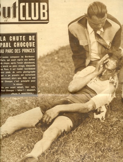 Aprs l’accident de Paul Chocque en course (sept 1949). Le coureur, bless par sa chute, attend les secours. Couverture de Hebdo BUT et CLUB.