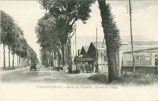L’entrée du camp militaire sur une route déserte (route de Versailles à Choisy le Roi, devenue RN186 puis A86) et le Foyer du Soldat.