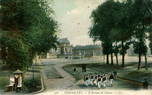 Soldats  l’exercice avenue de Sceaux, prs de la place d’Armes.
