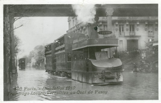 Le tramway Louvre - Versailles pris par les eaux  Passy.