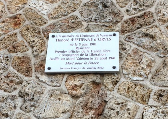 Plaque commmorative du sacrifice d’Honor d’Estienne d’Orves sous une arcade du viaduc et dans la rue qui porte son nom. Clich J.L.  mars 2019