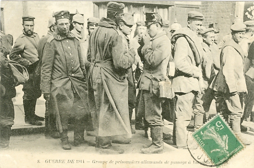 Guerre de 1914. Prisonniers allemands en transit  Versailles. CPA circule le 11 dcembre 1914 . (coll. part.)