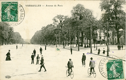 Quel calme sur l’avenue de Paris, frquente seulement par pitons et cyclistes...