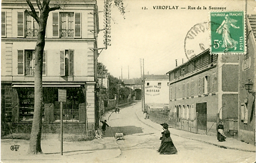 Au pied des Arcades, la rue de la Saussaye et la blanchisserie Jeanne  droite, reconnaissable  son schoir  clair-voies. Un immeuble s’est ajout en montant la rue. (coll. part.)