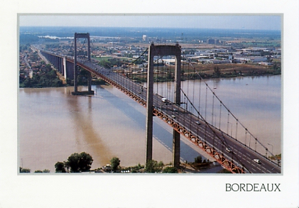 Pont d’Aquitaine à Bordeaux, inauguré en 1967 : longueur 1767m, travées suspendues 680m, largeur 20m, hauteur sous tablier 53m