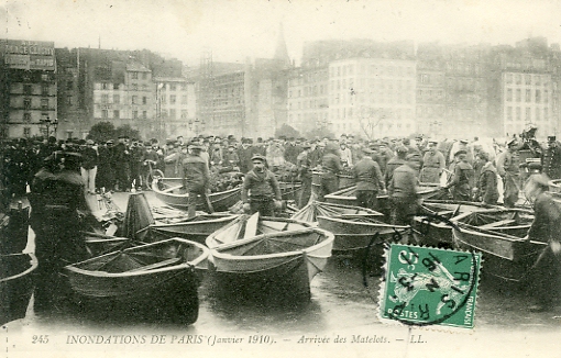 Afin d’aider la population parisienne, des marins ont t dpchs avec leurs canots. Carte LL n° 35, circule le 16/3/1911, dos vert divis. (coll. part.)