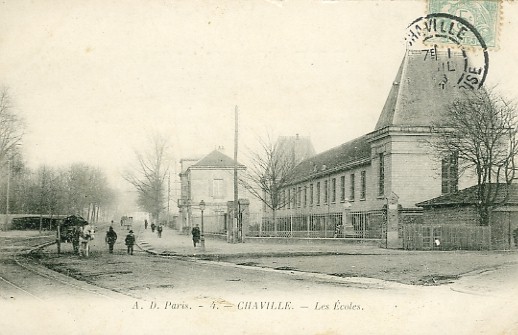 Les Ecoles  Chaville, maintenant groupe scolaire Paul Bert. Cette vue est prise du carrefour du Puits sans Vin. Au fond  droite, le quartier du Doisu (coll. part.)