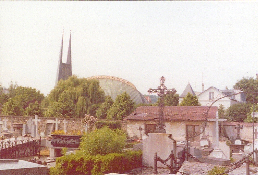 L’glise Notre-Dame du Chne a t construite en 1966 en contrebas du cimetire et de l’entre du  clos Saint-Vigor (coll. part.)