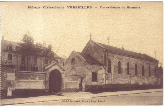 L’entrée du domaine abbatial et la chapelle. Cette dernière fut rendue au siècle lors de vente de l’abbaye. Le bâtiment, en bordure de rue, abrite maintenant des entreprises.