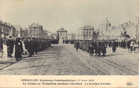 Les gardes  la grille du chteau, pendant le congrs de 1913