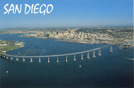 L’arc grâcieux du Coronado Bay Bridge,  reliant la ville de San Diego, CA, à l’ile de Coronado. Son tirant d’air permet le passage des navires de la flotte US Navy du Pacifique.