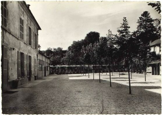 Cour de récréation de l’école Meunier. CPSM années 1950