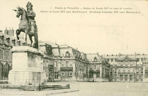 La statue questre de Louis XIV vous accueille au coeur de la cour d’Honneur. Au fond la cour de marbre et le pavillon Louis XIII.