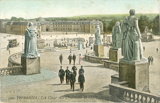 La cour intrieure du chteau de Versailles. AquaPhoto de L.V. et Cie n° 2383.. Carte circule sous enveloppe, non date. (Coll. part.)