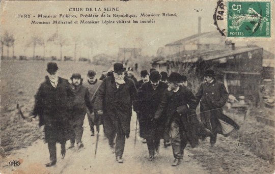Janvier 1910. Fallires en inspection  Ivry-sur-Seine, pourconstater l’arrive de l’eau qui va entrer dans Paris.