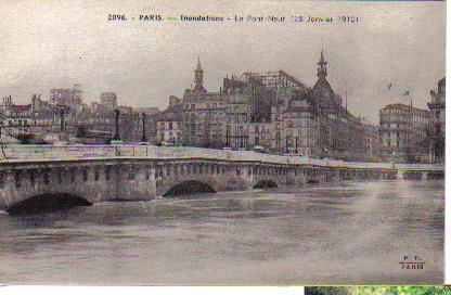 La Seine à son maximum le 28 janvier 1910. Autre vue du Pont Neuf. Dans l’axe les magasins de la Samaritaine en construction. (coll. part.)