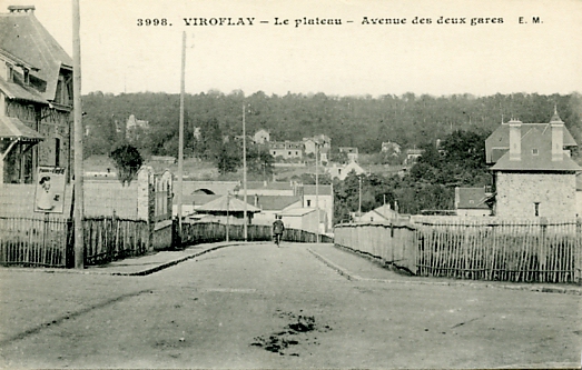 Avenue des Combattants,  l’angle de l’avenue des Postes.