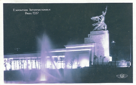 Pavillon de l’URSS de nuit, surmonté de la statue L’ouvrier et la kolkhozienne (taille 25m). (coll. part.)