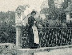 Femme  l’ombrelle sur le Pont de Bois