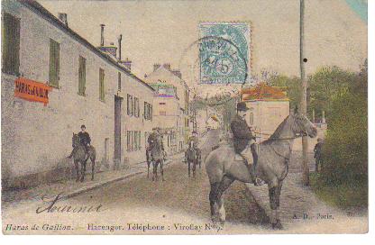 Cavaliers au dpart  la porte de la ferme de Gaillon,  rue de Jouy (coll. part.)