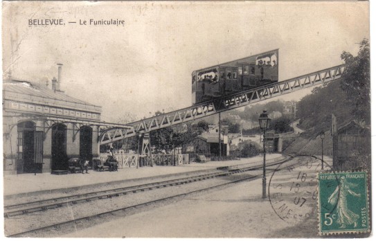 Le funiculaire passe au dessus de la voie de liaison Issy-Plaine Puteaux,  la hauteur de la station de Brimborion, face  l’le Seguin.