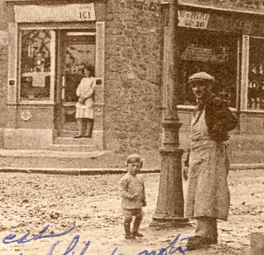 Epicerie  l’angle de la rue Pasteur annes 30. L’picier et son fils. Carte spia. (Coll. part.)