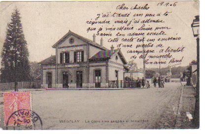 Place de la gare Rive Gauche en 1906. Le conifre, qui avait bien grandi depuis, est mort rcemment et a t remplac par un squoa qui a mme allure. (coll. part.)