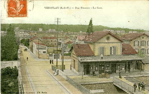 Belle perspective sur la gare rive gauche, la rue Rieussec et la rive droite, prise depuis l’hôtel Lespour. CPA coloriée circulée.