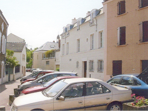 Carrefour de la Fontaine, l’immeuble de la fille du Gnral Gouraud a t lou par la municipalit au dbut du XXe sicle pour abriter la troisime mairie. (clich J.L. 2006)