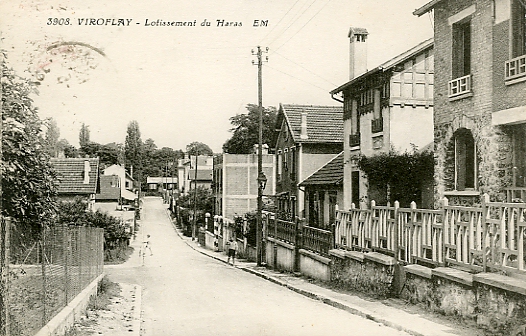 Rue du Lt Col Le Sabazec, avec,  gauche, le dpart sur l’avenue Robert Hardouin.
