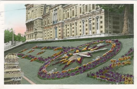 Changeante d’anne en anne au gr des jardiniers de la Ville, l’horloge monumentale fleurie renseigne les voyageurs de la gare Rive-Gauche. 