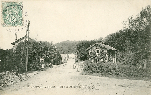 L’un des deux passages  niveau de Jouy en Josas. En face, la rue menant aux tablissements Oberkampf (toile de Jouy puis au Pont Colbert et au quartier de Chantiers  Versailles. Carte circule en 1907 (coll. part.)