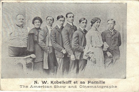 Kobelkoff en famille. Il posait couramment pos sur une table