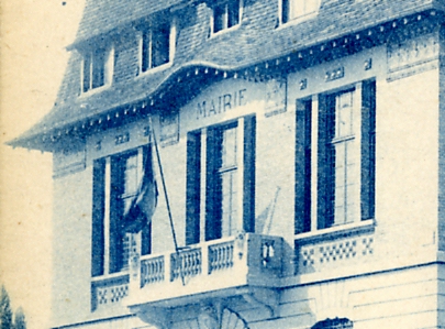 Dtail du balcon d’honneur de la Mairie. CPA bleue. Coll. part.