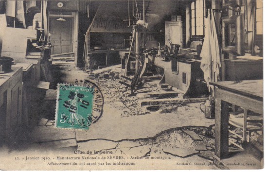 La monte de la Seine lors des inondations de 1910 a fragilis la Manufacture. Cette vue en tmoigne. CPA circule en juin 1910. Coll. part.