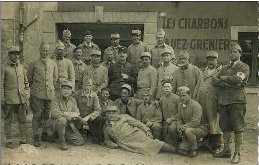 Groupe de mobiliss 24 septembre - 2 octobre 1938. L’homme au bret (4° gauche, 2° range) se retrouve en 1939 assis au premier rang  droite. Carte-photo Photorapide Bessard. (coll. part.)