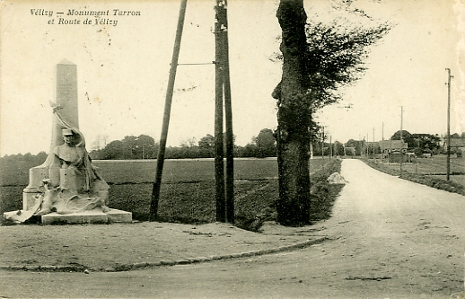 Autre vue prise depuis l’entre du camp, le monument au capitaine Tarron, mort en vol. La route de Vlizy conduit au village. CPA (coll. part.)