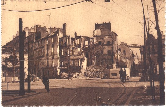 16-Nantes aprs les bombardements - La place Lamoricire - CPA carnet  dtacher F. Chapeau diteur, Nantes - clich Robert Grard