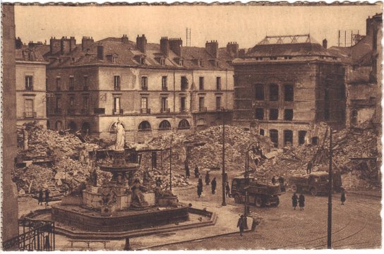 2-Nantes aprs les bombardements - La place Royale vers la rue d’Orlans - CPA carnet  dtacher F. Chapeau diteur, Nantes - clich Robert Grard