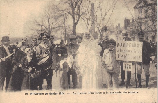 Mi carme 1924 - 19 - La lgende mentionne Loroux-Boit-trop mais la commune est bien orthographie sur le panneau port par les personnages.
