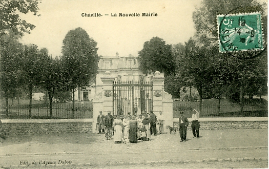 Sur les marches de la Mairie. CPA circule le 15 septembre 1909 (coll. part.)