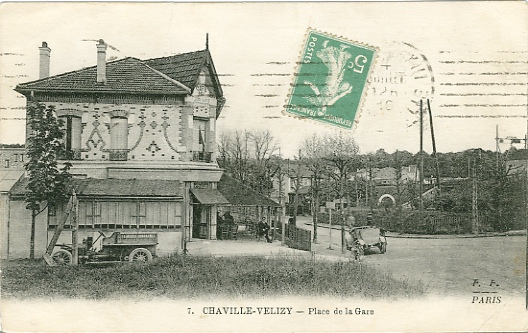 L’hôtel est encore bien esseulé sur la place de la gare en 1910. On distingue au fond les frondaisons du restaurant Valroff et la culée du pont de la rue de Jouy, à droite de l’arche blanche. CPA circulée (coll. part.)