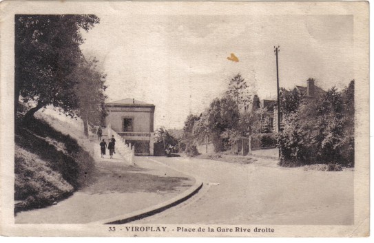 La place avait peu chang il y a quelques annes, avant que commencent les travaux du tramway. Comme  Chaville-Vlizy une pente permet de quitter la gare sans passer par le btiment des voyageurs.